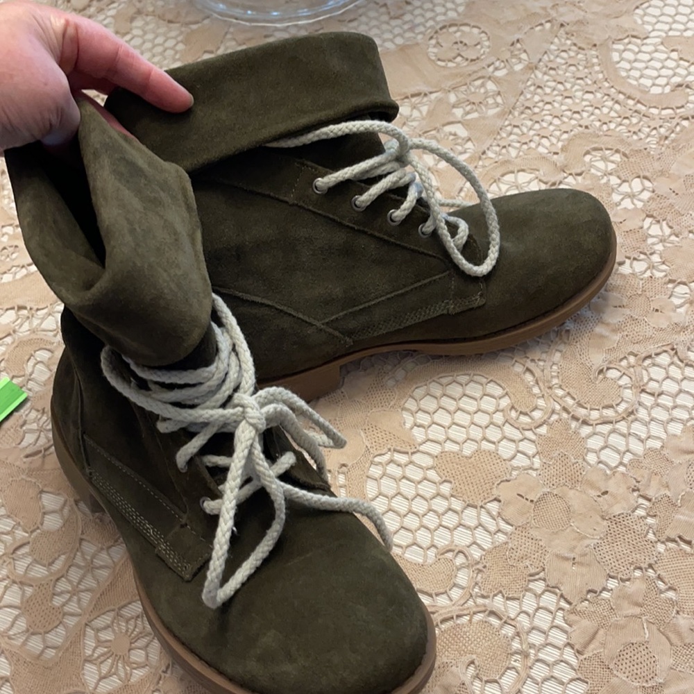 Sketchers suede leather pull on boots- army green-Size 8